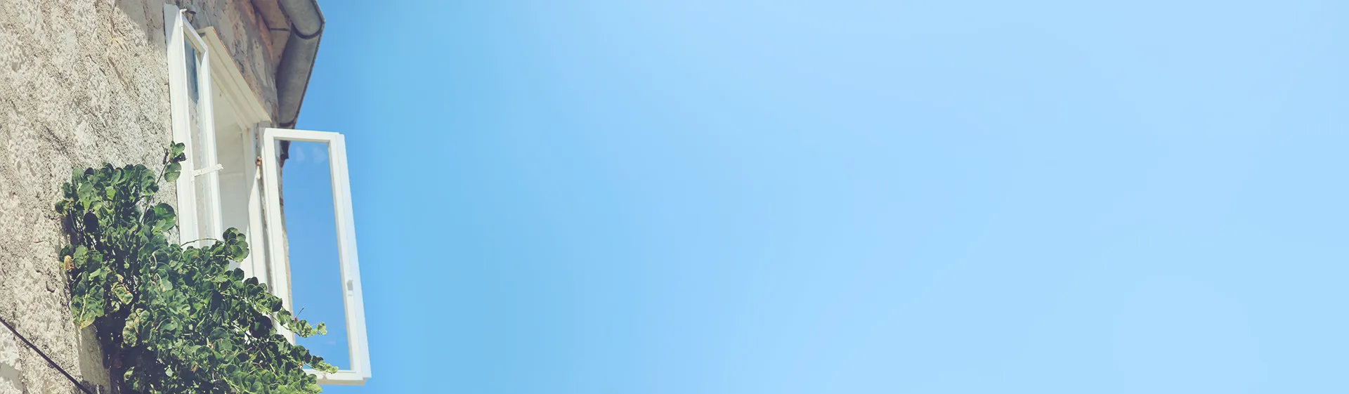 Offenes Fenster suggeriert frisches Denken Ein geöffnetes Fenster im Anschnitt als Sinnbild für das Lüften der Gedanken durch Psychotherapie