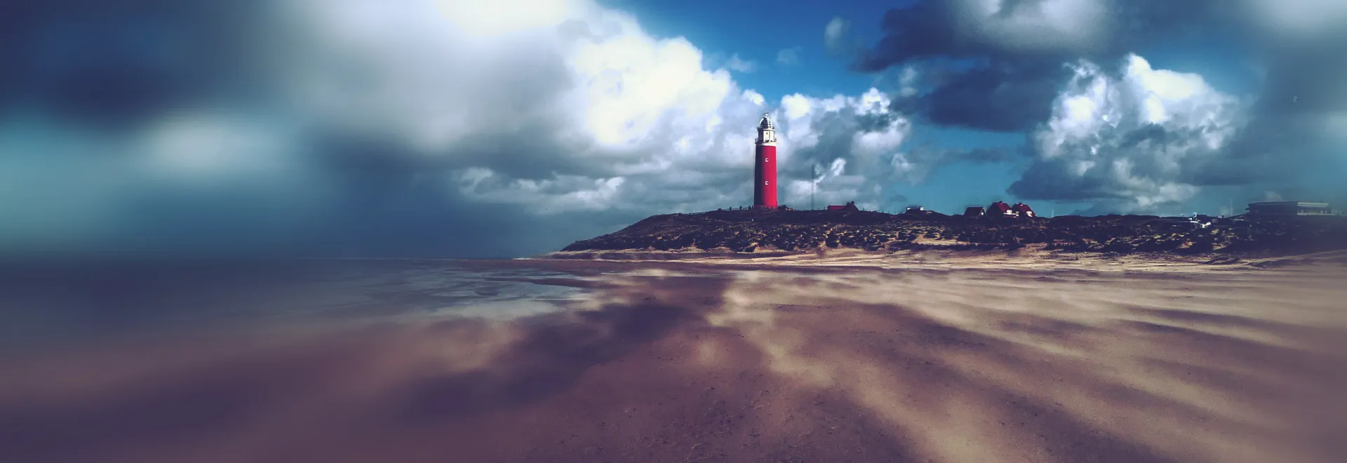 Offenes Meer mit Leuchtturm als Symbol für Handlungsspielräume