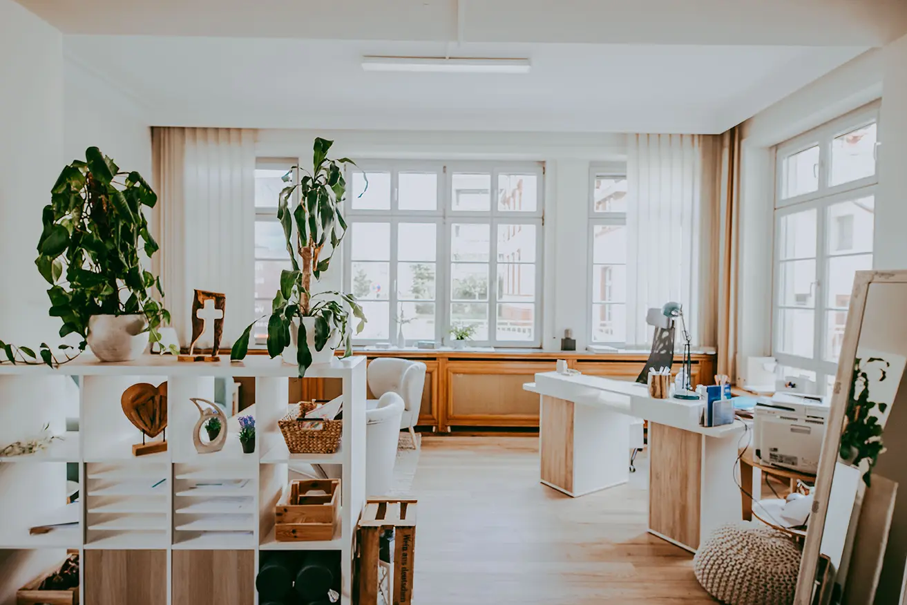 Praxisraum mit großen hellen Fenstern