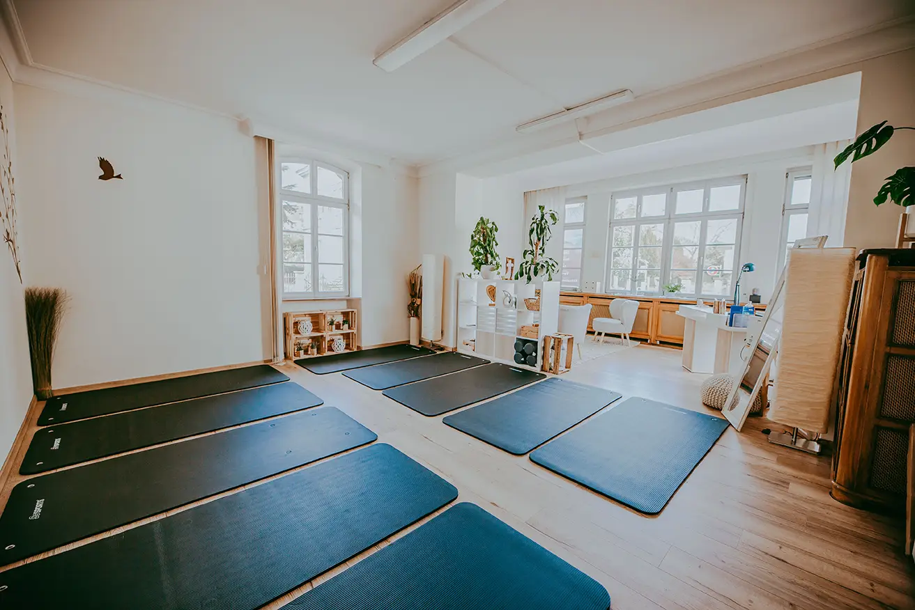 Gesamteindruck der Praxis vom Eingang her mit PMR Bereich und Gesprächsbereich