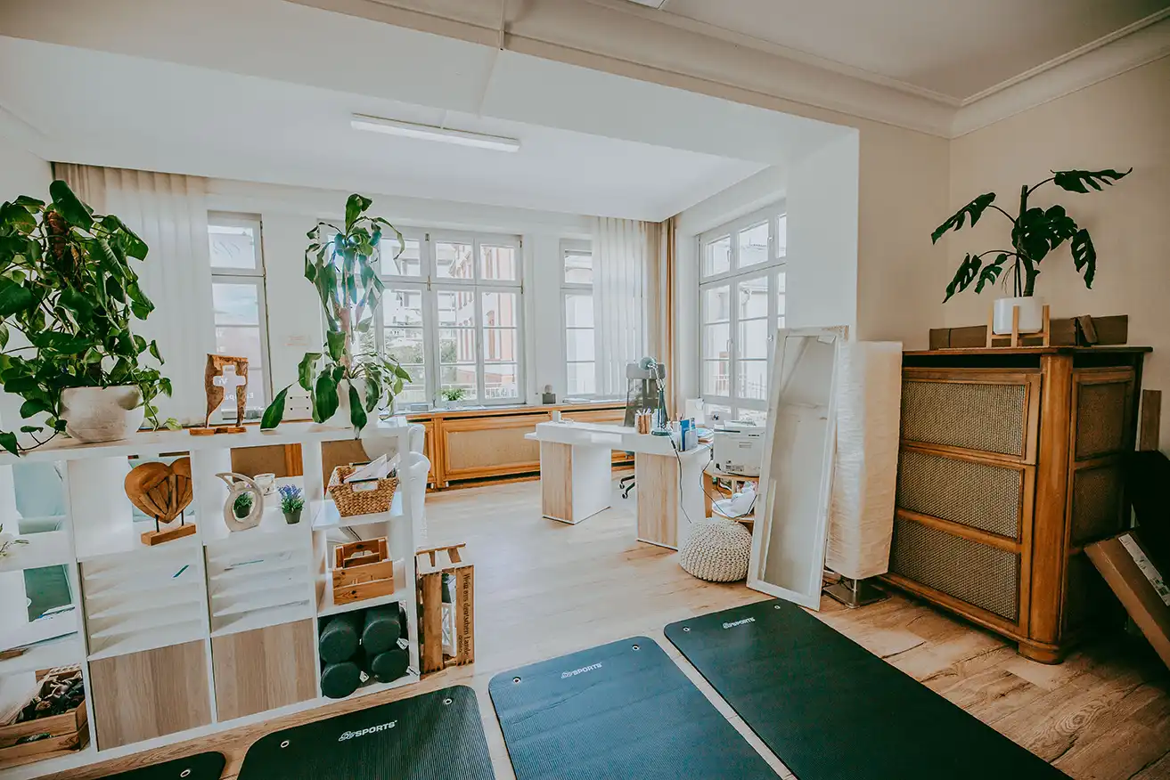 Blickwinkel von PMR Bereich zum Raumteiler und Arbeitsplatz Therapeutin