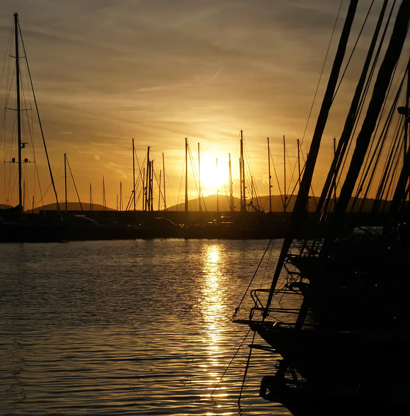 Segelschiff liegt im Hafen bei Sonnenuntergang bereits für Veränderung